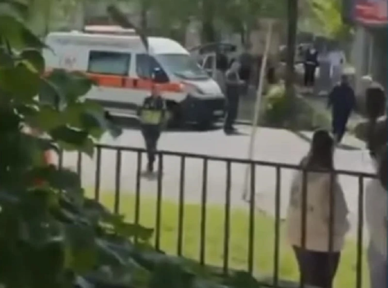 Двама ученици са блъснати пред Езиковата гимназия в Кюстендил