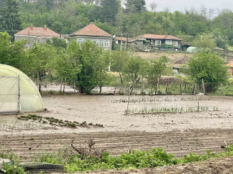 Пожарната се притече на помощ след пороя и наводнението в Смилец