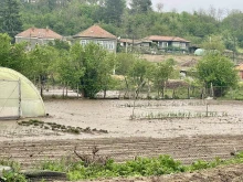 Пожарната се притече на помощ след пороя и наводнението в Смилец