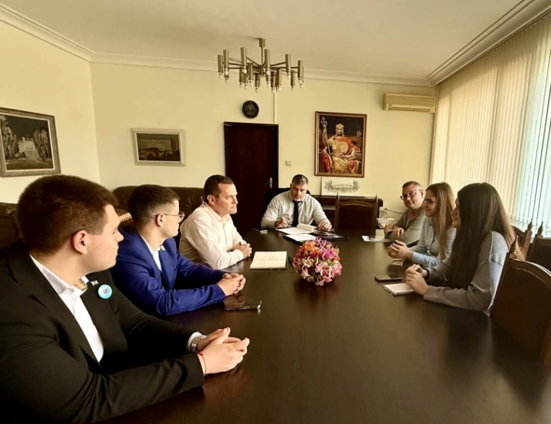 Гимназисти обсъдиха актуални проблеми с кмета Пенчо Милков
