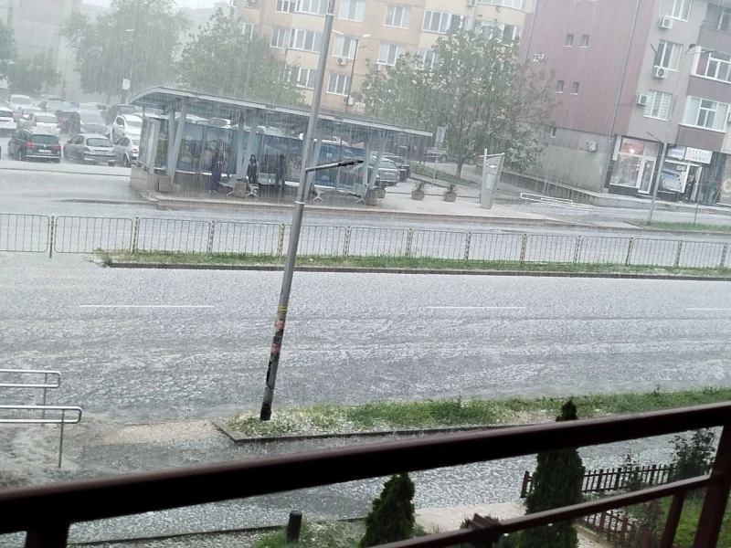 Страшна буря в Бургас! Вятър 100 км/ч, наводнени улици и градушка