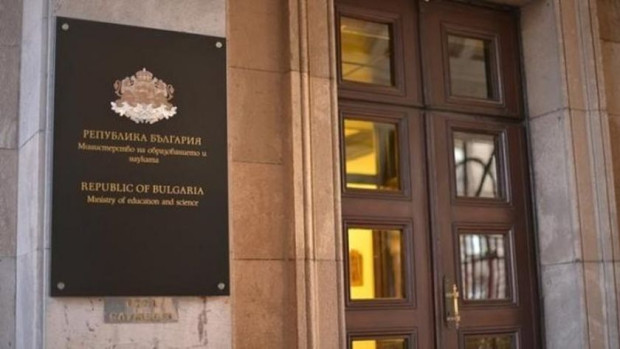 "Училището не е църква": Граждани излизат на протест с искания за оставки