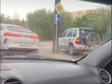 Варненски тарикат си спести чакането в трафика с безумна маневра