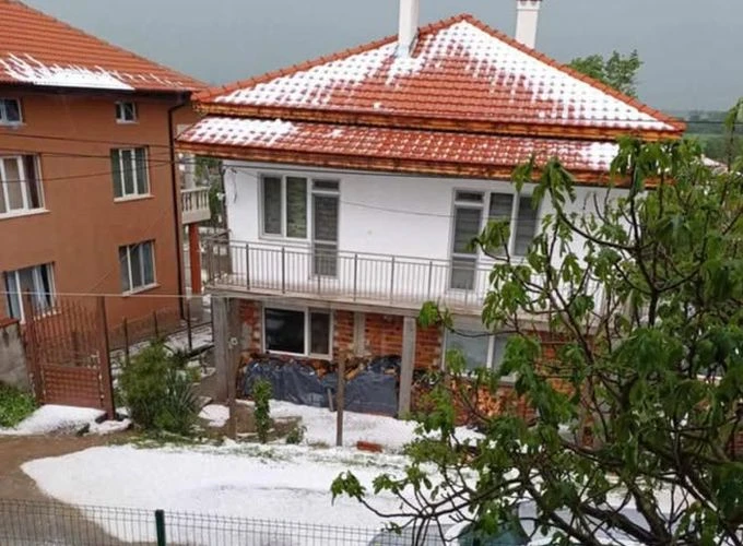 "Всичко е лом": Стопанин от Пловдивско съкрушен след мощната градушка