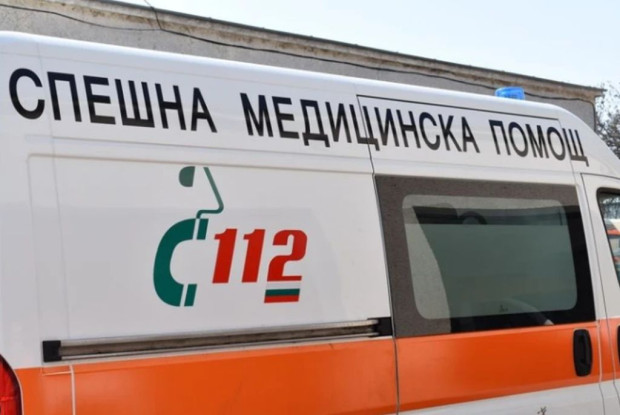 Жена е с фрактура на ребро след катастрофа между лек и товарен автомобил в Софийско