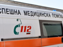 Жена е с фрактура на ребро след катастрофа между лек и товарен автомобил в Софийско