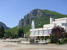Аскеерски спектакли и театрални звезди на сцената във Враца