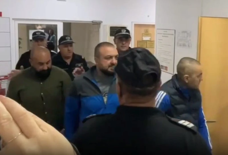 Доведоха в съда закопчани с белезници един за друг тримата биячи на невинни пловдивчани