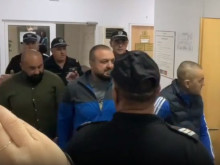Доведоха в съда закопчани с белезници един за друг тримата биячи на невинни пловдивчани