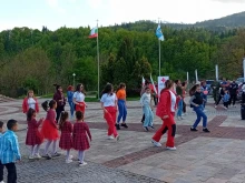 В Смолян се проведе флашмоб за Международния ден на червения кръст и червения полумесец