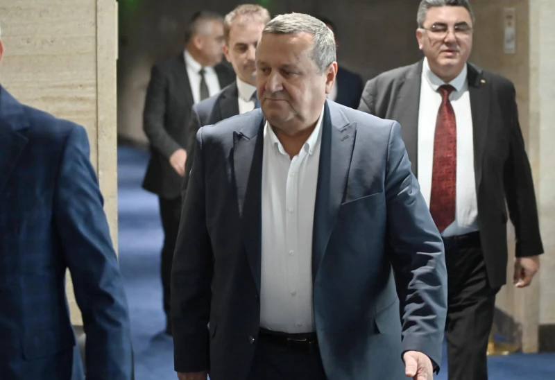 Хасан Адемов: За пореден път въпросът за пенсионната реформа бе изместен от депутатските имунитети