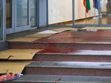 Мъж заля с червена боя входа на Министерството на културата