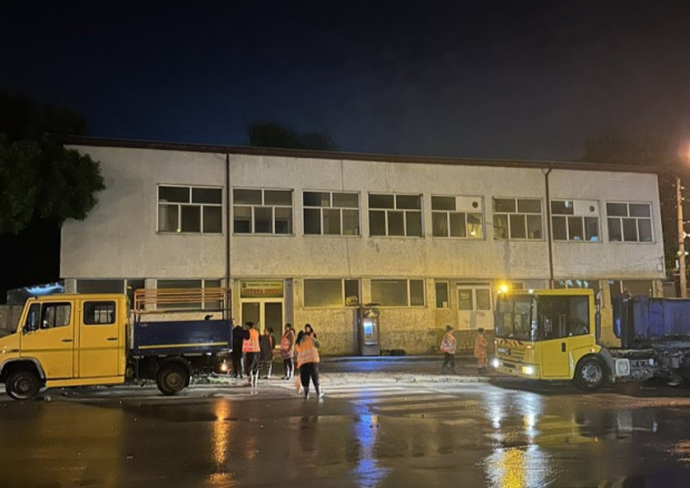 В Стара Загора активно се отстраняват последствията от проливния дъжд снощи
