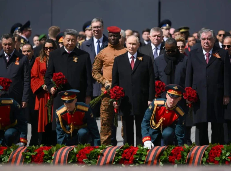 Путин и чуждестранните лидери положиха цветя на Паметника на Незнайния войн