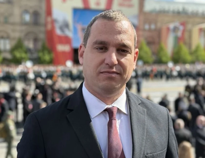 Депутатът от "БСП - Обединена левица" Иван Петков на първите редове по време на парада за 9 май в Москва