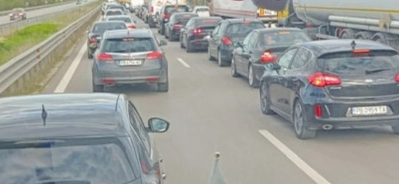 Голямо задръстване на АМ "Тракия" в посока София. Вижте къде точно е тапата