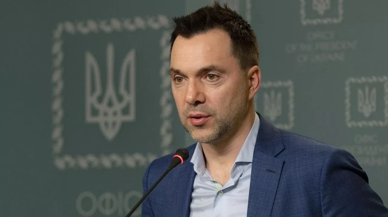 YouTube блокира каналите на Арестович, Бондаренко, Василц и други санкционирани в Украйна