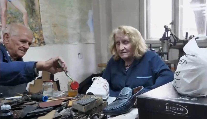 Изчезващата професия: Маратонките "изядоха" работата на обущарите