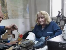 Изчезващата професия: Маратонките "изядоха" работата на обущарите