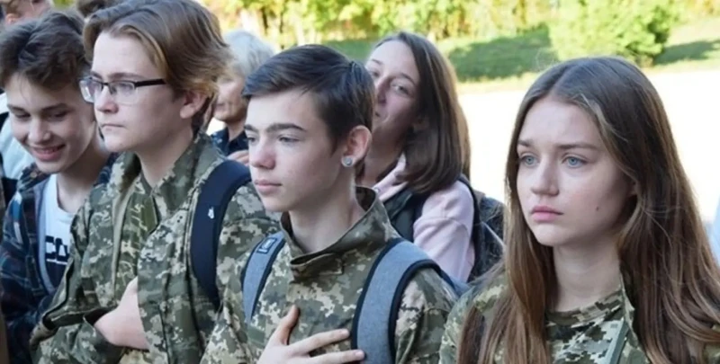 Учениците в Украйна започнат военно обучение от 1 септември