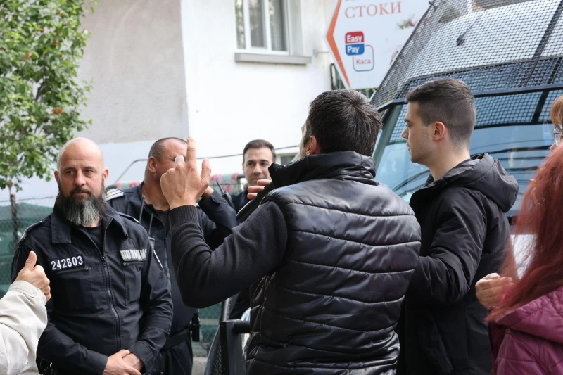 Противници на еврото и негови защитници се събраха на два протеста пред къщата на Бойко Борисов