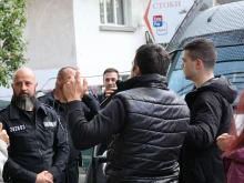 Противници на еврото и негови защитници се събраха на два протеста пред къщата на Бойко Борисов