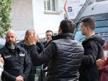 Противници и защитници на еврото се събраха на два протеста пред къщата на Бойко Борисов