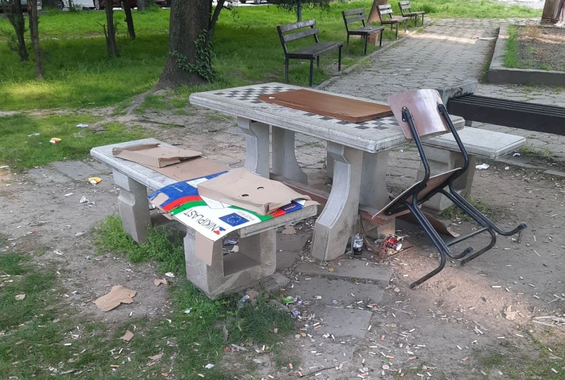 Мизерия и гнусотия! Да отбележим и кучешките изпражнения на всяка крачка