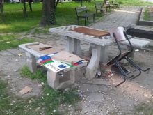 Мизерия и гнусотия! Да отбележим и кучешките изпражнения на всяка крачка