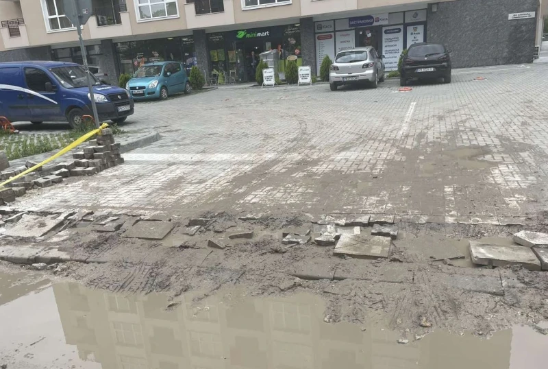 Автомобили закъсаха в калта пред комплекс "Луксор" 3 в Кючука