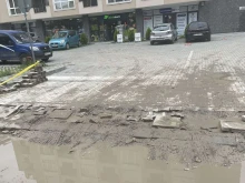 Автомобили закъсаха в калта пред комплекс "Луксор" 3 в Кючука