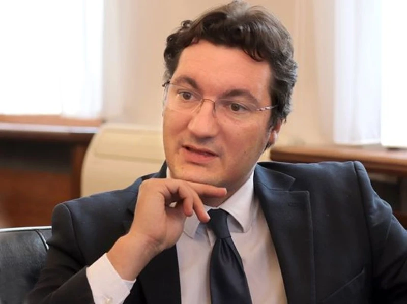 Бивш конституционен съдия за Крум Зарков: Не трябва да плюеш по ръката, която те е хранила, но младите имат странно чувство за доблест