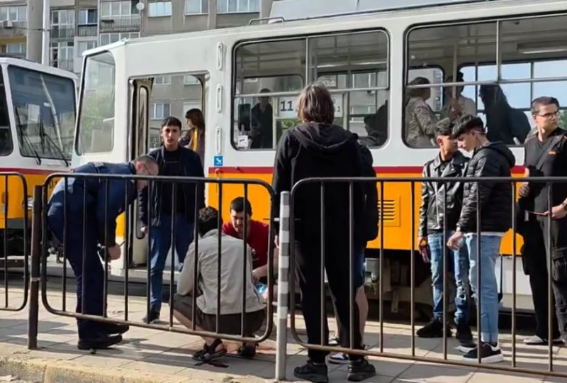 Агресия в градския транспорт в София! Тийнейджъри нападнаха момче със стъклено шише