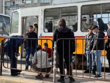 Агресия в градския транспорт в София! Тийнейджъри нападнаха момче със стъклено шише