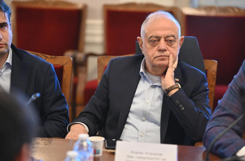 От "Демократична България" предлагат парламентът да излезе с твърда позиция за приемане на еврото