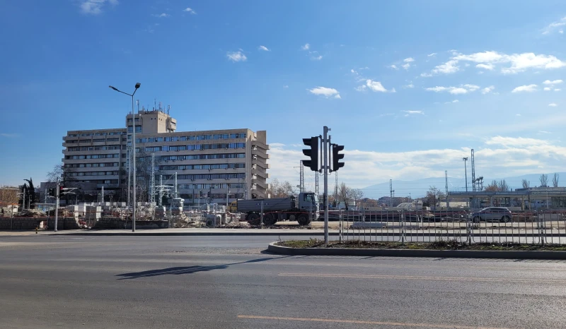 Спешно отчуждават още имоти, бутат още сгради заради пробива под Централна гара