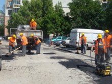 Запълват дупка пред блок 84 в "Тракия", след сигнал на Plovdiv24.bg