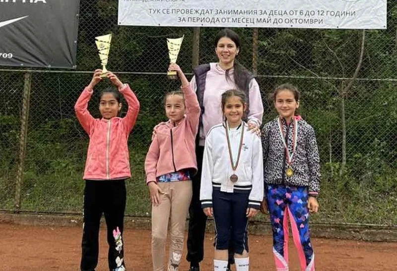 Цвети Пиронкова награди шампиони в Асеновград, синът й игра финал