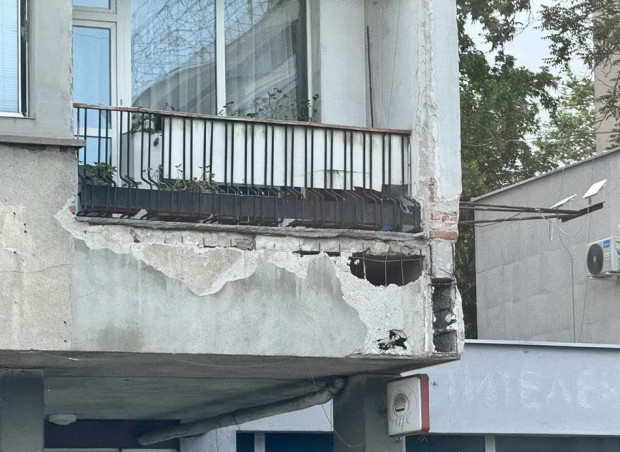 Рушаща се тераса на жилищен блок застрашава живота и здравето на