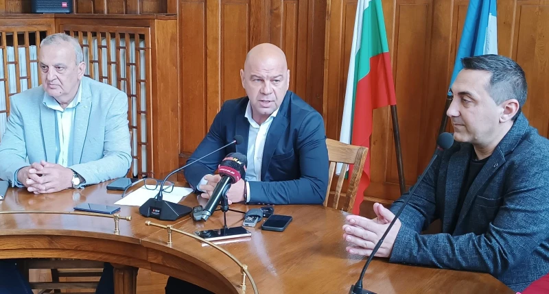 След заплахата за протести и оставка кметът клекна пред строителните босове