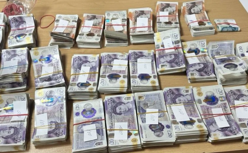 Митнически служители откриха 50 000 недекларирани лири във въздуховода на камион