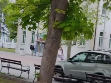 Шофьор влезе с автомобила си в пешеходна зона в центъра Варна