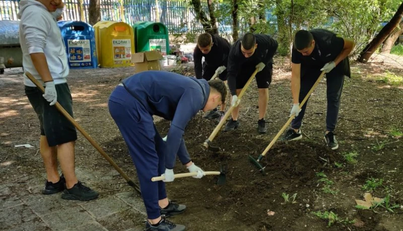 Доброволци почистиха пътя към читалище "Христо Смирненски" в София
