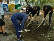Доброволци почистиха пътя към читалище "Христо Смирненски" в София