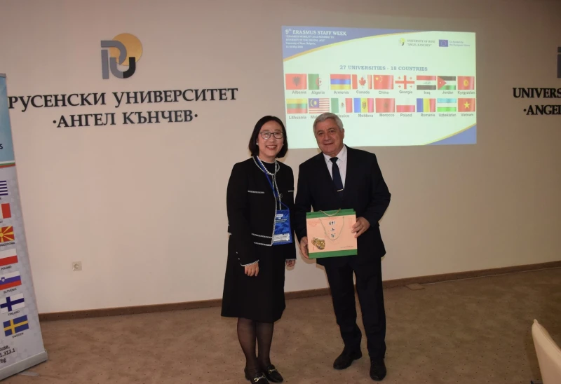 Почетен ректор на Русенския университет получи престижно звание от Шанхайския политехнически университет