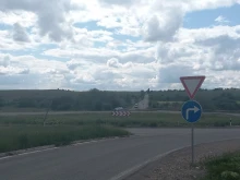 Монтирани са направляващи стълбчета на кръстовището на път II-49 в района на с. Трапище, участък с концентрация на пътни инциденти