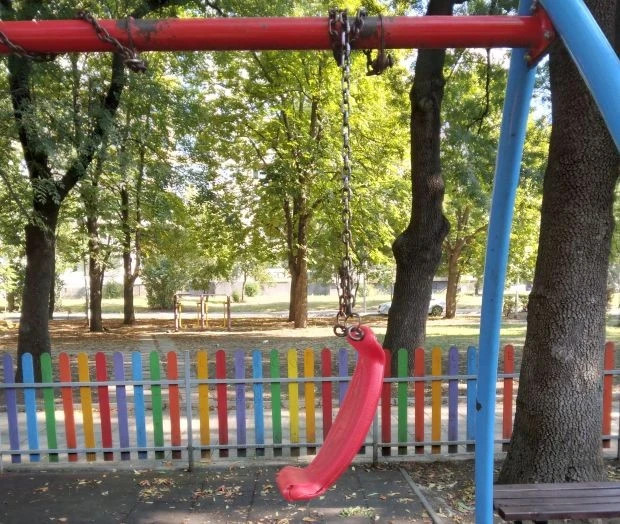 Вандали потрошиха площадка в казанлъшка детска градина
