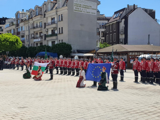 Първият студентски гвардейски отряд у нас получи знамето си на церемония в Бургас