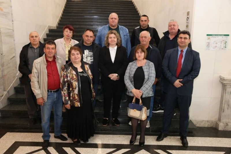 Киселова посрещна в Народното събрание общественици от град Роман