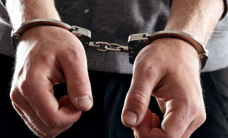 Бивш граничен полицай, рекетирал военна с порноклипове и снимки, остава в ареста